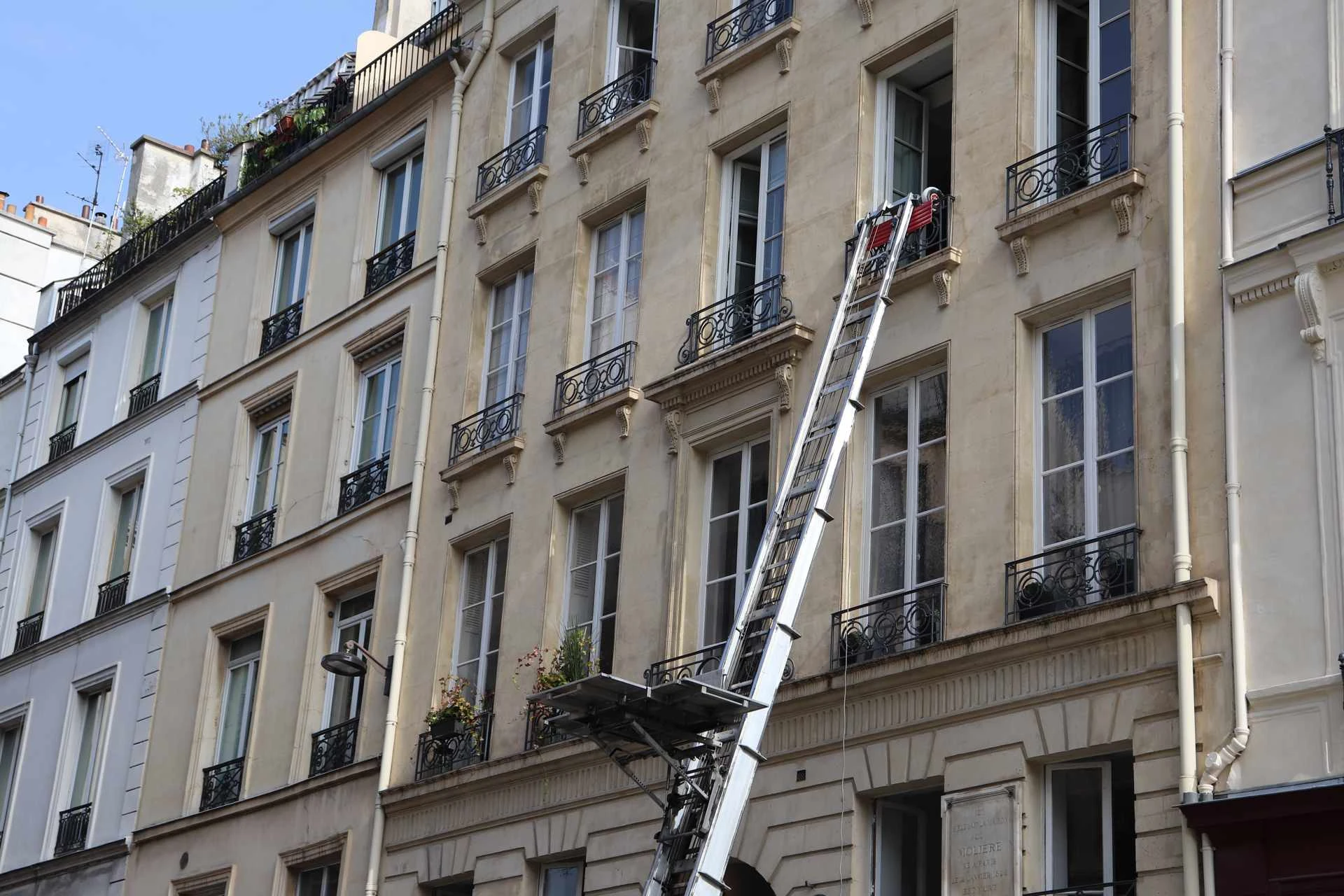 Pourquoi faire appel à FASTLIFT TRANSPORTS (FLT) pour une location de monte-meubles ?